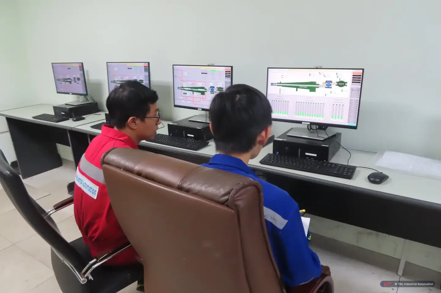 Kỹ sư TDL tại các trạm vận hành STG với các màn hình FactoryTalk View SE mới