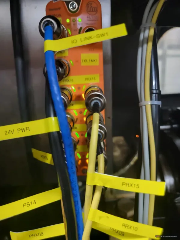 IO-Link master with labelled sensor cables