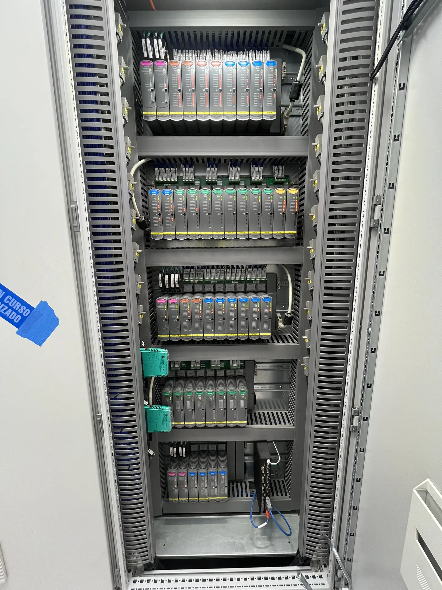 Redundant I/O cabinet of the auxiliary boiler control system