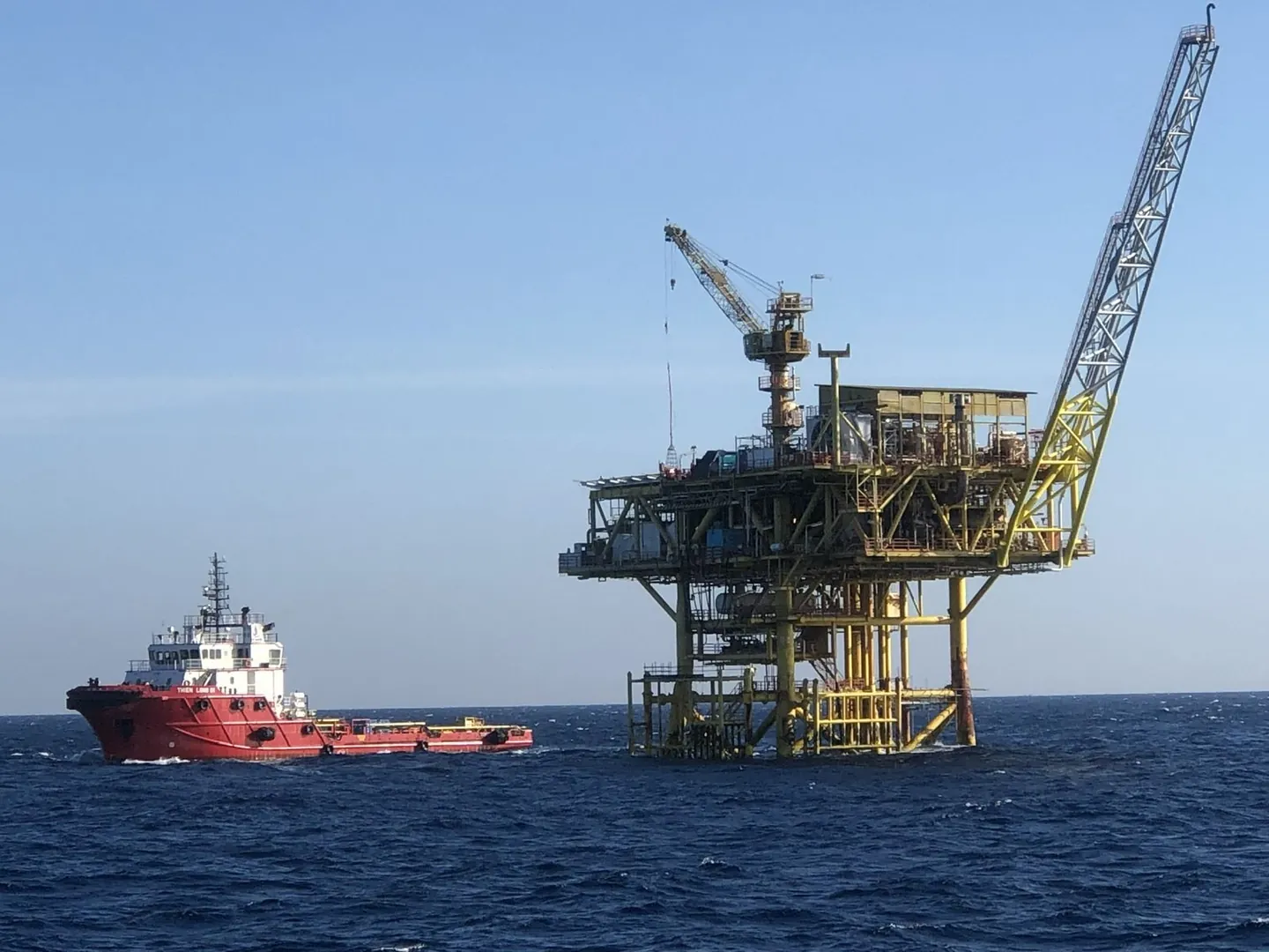 DMDP-A offshore platform with a supply vessel alongside