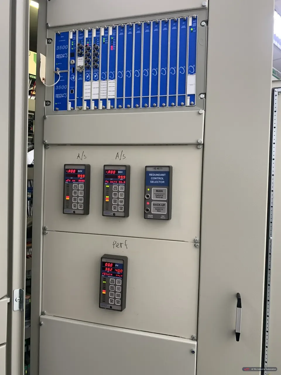 Rack bảo vệ máy và bộ điều khiển chống surge trong tủ máy nén