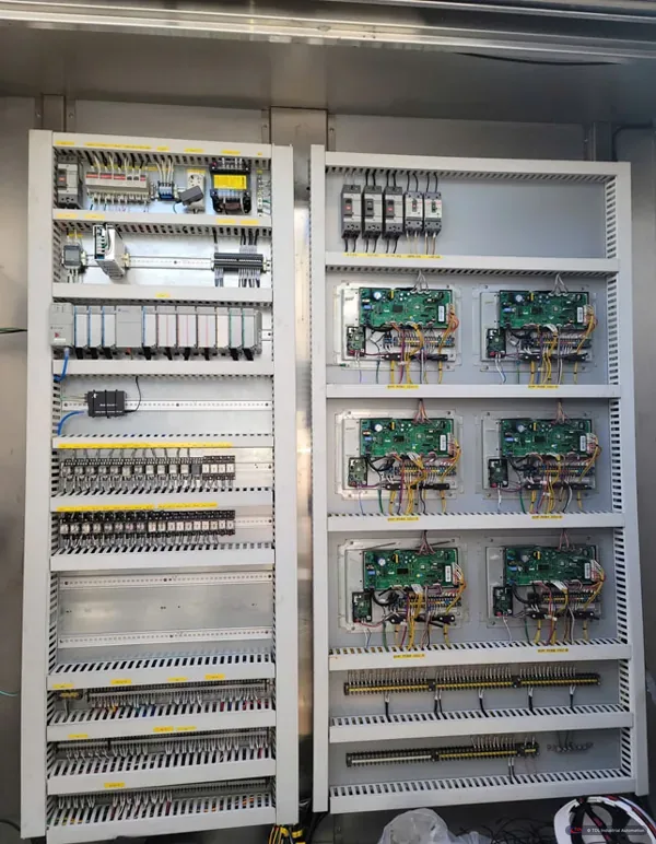 Cùng tủ sau khi cải tạo, với bộ điều khiển CompactLogix và I/O