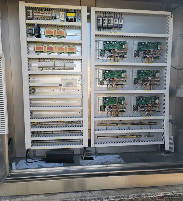 Tủ điều khiển AHU và OAC trước khi cải tạo, với PLC và bộ chuyển đổi cũ